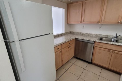 Condo in Hialeah Gardens, Florida, 2 bedrooms  № 2057248 - photo 8