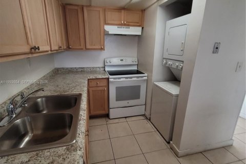Condo in Hialeah Gardens, Florida, 2 bedrooms  № 2057248 - photo 17