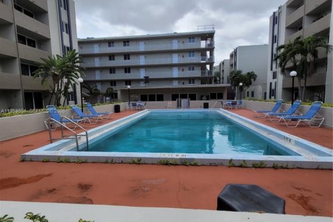 Condo in Hialeah Gardens, Florida, 2 bedrooms  № 2057248