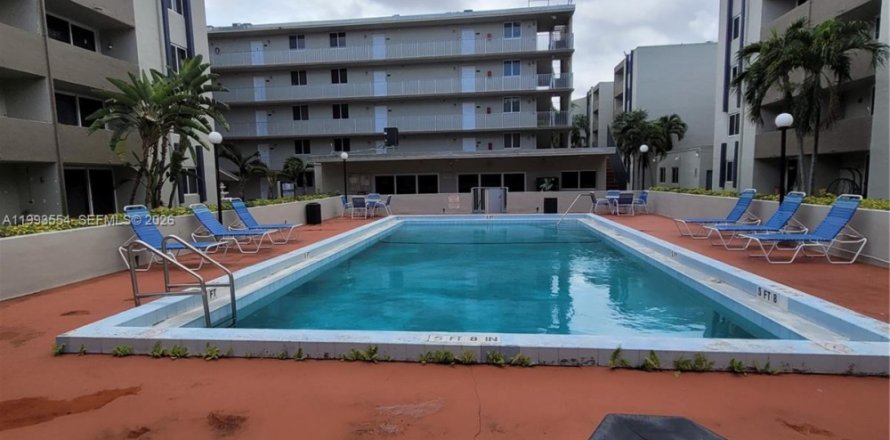 Condo in Hialeah Gardens, Florida, 2 bedrooms  № 2057248