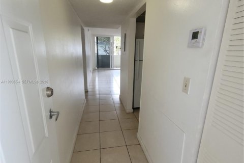 Condo in Hialeah Gardens, Florida, 2 bedrooms  № 2057248 - photo 6