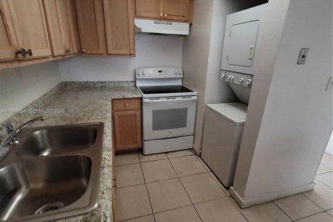 Condo in Hialeah Gardens, Florida, 2 bedrooms  № 2057248 - photo 16