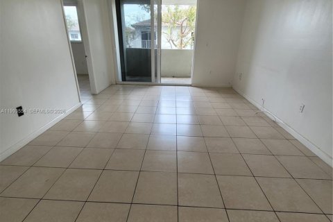 Condo in Hialeah Gardens, Florida, 2 bedrooms  № 2057248 - photo 24
