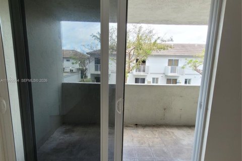 Condo in Hialeah Gardens, Florida, 2 bedrooms  № 2057248 - photo 26
