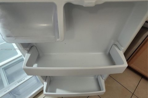 Condo in Hialeah Gardens, Florida, 2 bedrooms  № 2057248 - photo 13