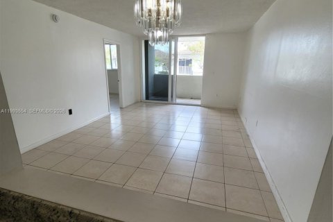 Condo in Hialeah Gardens, Florida, 2 bedrooms  № 2057248 - photo 22