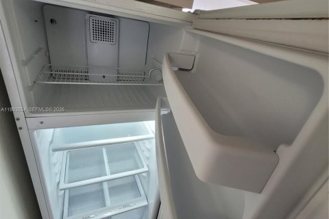 Condo in Hialeah Gardens, Florida, 2 bedrooms  № 2057248 - photo 12