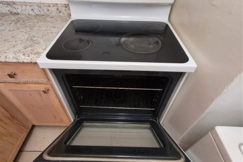 Condo in Hialeah Gardens, Florida, 2 bedrooms  № 2057248 - photo 19