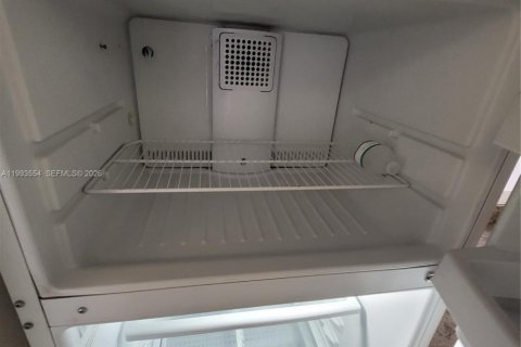 Condo in Hialeah Gardens, Florida, 2 bedrooms  № 2057248 - photo 11