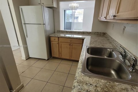 Condo in Hialeah Gardens, Florida, 2 bedrooms  № 2057248 - photo 20