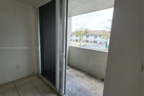Condo in Hialeah Gardens, Florida, 2 bedrooms  № 2057248 - photo 27