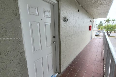 Condo in Hialeah Gardens, Florida, 2 bedrooms  № 2057248 - photo 3