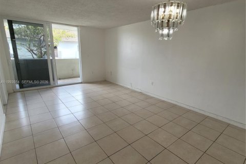Condo in Hialeah Gardens, Florida, 2 bedrooms  № 2057248 - photo 23