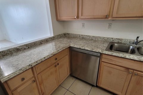 Condo in Hialeah Gardens, Florida, 2 bedrooms  № 2057248 - photo 14