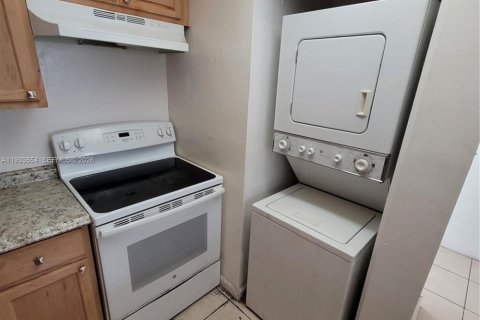 Condo in Hialeah Gardens, Florida, 2 bedrooms  № 2057248 - photo 18