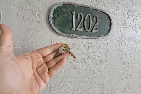 Condo in Hialeah Gardens, Florida, 2 bedrooms  № 2057248 - photo 4