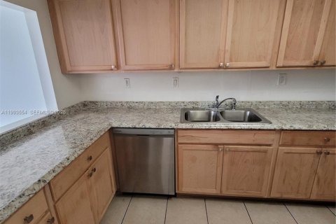 Condo in Hialeah Gardens, Florida, 2 bedrooms  № 2057248 - photo 15