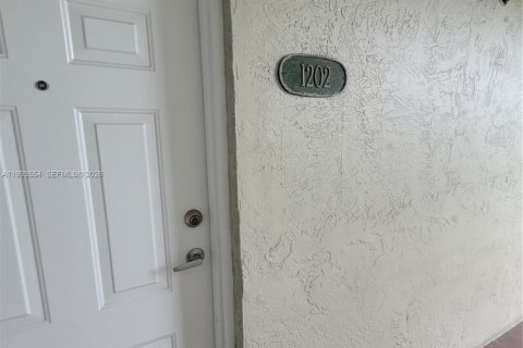 Condo in Hialeah Gardens, Florida, 2 bedrooms  № 2057248 - photo 2