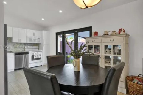 Adosado en alquiler en Miami, Florida, 2 dormitorios, 91.6 m2 № 1952079 - foto 10