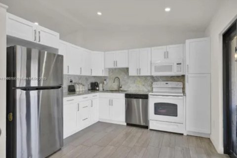 Adosado en alquiler en Miami, Florida, 2 dormitorios, 91.6 m2 № 1952079 - foto 1
