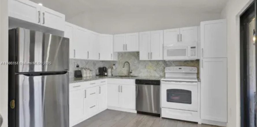Adosado en Miami, Florida 2 dormitorios, 91.6 m2 № 1952079