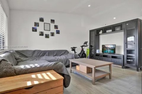 Adosado en alquiler en Miami, Florida, 2 dormitorios, 91.6 m2 № 1952079 - foto 4