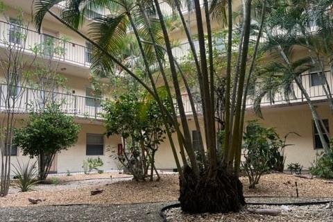 Condo in Lauderdale Lakes, Florida, 1 bedroom № 2018807 - photo 10