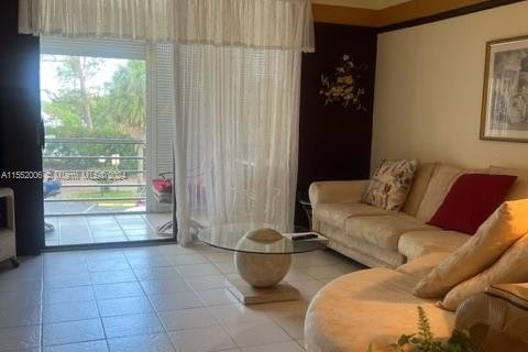 Condo in Lauderdale Lakes, Florida, 1 bedroom № 2018807 - photo 4