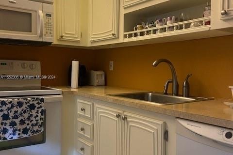 Condo in Lauderdale Lakes, Florida, 1 bedroom № 2018807 - photo 5