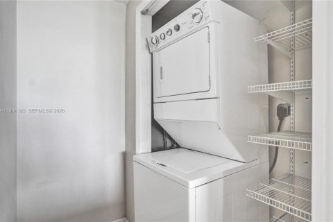 Condo in Miami Beach, Florida, 2 bedrooms № 2172790 - photo 13
