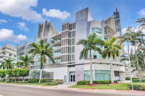 Condo in Miami Beach, Florida, 2 bedrooms № 2172790 - photo 2