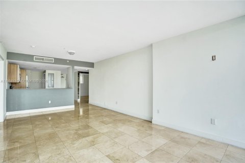 Condo in Miami Beach, Florida, 2 bedrooms № 2172790 - photo 17