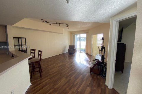 Condo in Sunrise, Florida, 2 bedrooms  № 1997292 - photo 2