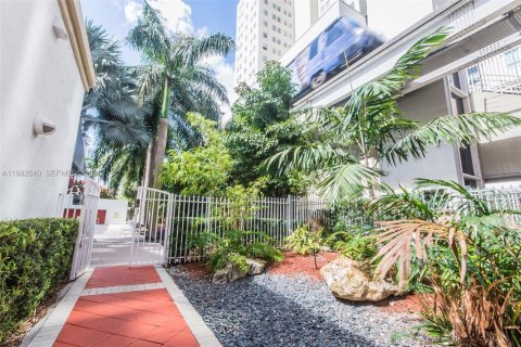 Condo in Miami, Florida, 1 bedroom  № 2052958 - photo 8