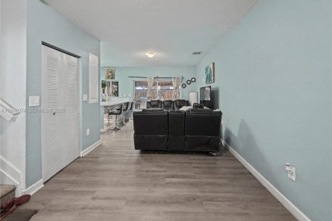 House in Florida City, Florida 4 bedrooms, 124.3 sq.m. № 2025895 - photo 4