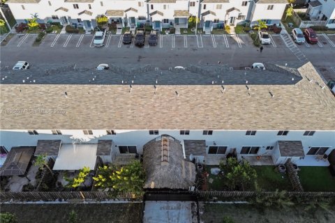 House in Florida City, Florida 4 bedrooms, 124.3 sq.m. № 2025895 - photo 29