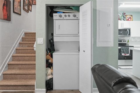 House in Florida City, Florida 4 bedrooms, 124.3 sq.m. № 2025895 - photo 5