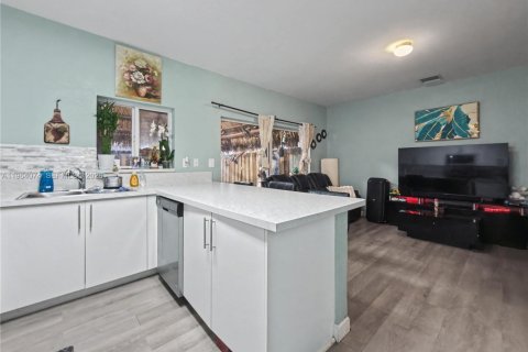 House in Florida City, Florida 4 bedrooms, 124.3 sq.m. № 2025895 - photo 7