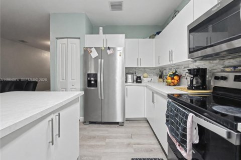 House in Florida City, Florida 4 bedrooms, 124.3 sq.m. № 2025895 - photo 9