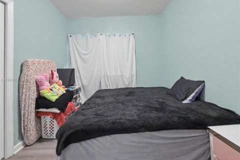 House in Florida City, Florida 4 bedrooms, 124.3 sq.m. № 2025895 - photo 12