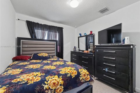 House in Florida City, Florida 4 bedrooms, 124.3 sq.m. № 2025895 - photo 16