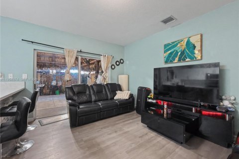 House in Florida City, Florida 4 bedrooms, 124.3 sq.m. № 2025895 - photo 11