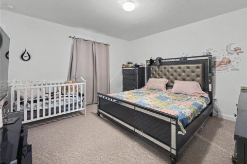 House in Florida City, Florida 4 bedrooms, 124.3 sq.m. № 2025895 - photo 23