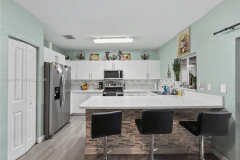 House in Florida City, Florida 4 bedrooms, 124.3 sq.m. № 2025895 - photo 10