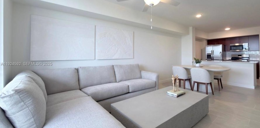 Apartment in Sweetwater, Florida 3 bedrooms, 479.75 sq.m. № 1982946