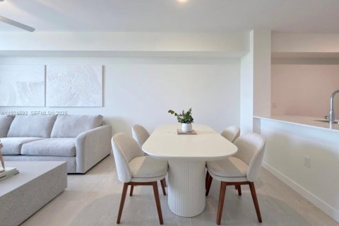 Apartment in Sweetwater, Florida 3 bedrooms, 479.75 sq.m. № 1982946 - photo 2