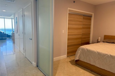 Condominio en alquiler en Hallandale Beach, Florida, 1 dormitorio, 78.41 m2 № 2012388 - foto 14