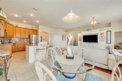 House in Palm Bay, Florida 4 bedrooms, 211.17 sq.m. № 2112453 - photo 16