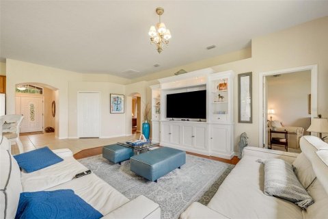 House in Palm Bay, Florida 4 bedrooms, 211.17 sq.m. № 2112453 - photo 24