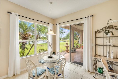 House in Palm Bay, Florida 4 bedrooms, 211.17 sq.m. № 2112453 - photo 17